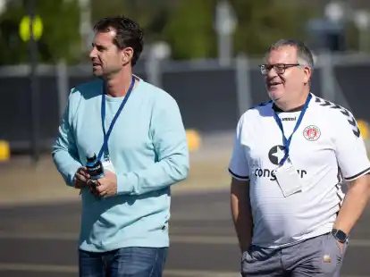 Ralf Kellermann (l) und Comedian Elton beim Training der DFB-Spielerinnen.