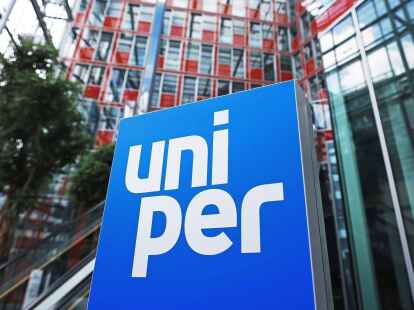 Eine Stele mit dem Firmen-Logo steht im Foyer der Hauptverwaltung des Energieversorgungsunternehmens Uniper in D&uuml;sseldorf.