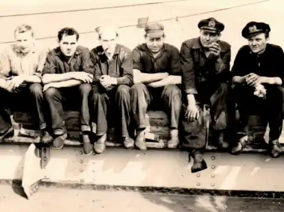 Auch kernige M&auml;nner machen mal Pause: Die Maler-Crew auf dem Stahltr&auml;ger. Ganz links: Anton Oortgiese.