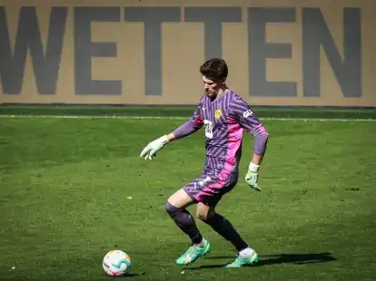 Medienberichten zufolge soll sich BVB-Torwart Gregor Kobel im Test gegen Manchester United einen leichten Muskelfaserriss zugezogen haben.