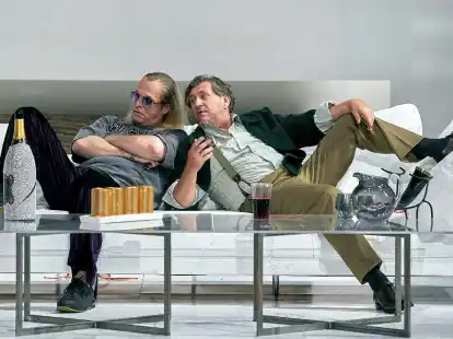 Auf der Couch:&nbsp;Andreas Schager (Siegfried)und Michael Kupfer-Radecky (Gunther) im 1. Aufzug der 