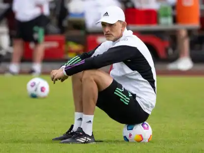 Bayerns Trainer Thomas Tuchel leitet eine Trainingseinheit.