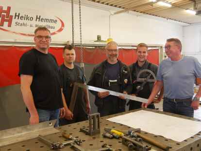 Die Vier-Tage-Woche macht Spa&szlig;: (von links) Gesch&auml;ftsf&uuml;hrer Frerk Riesebieter, die Mitarbeiter Fynn Lameyer, Helmut Eilers und Tjarke Jan&szlig;en sowie Gesch&auml;ftsf&uuml;hrer Heiko Hemme