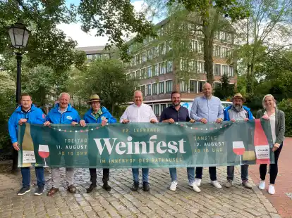 Auf dem Foto zu sehen sind (von links): Christian Bohlen, J&ouml;rg Betz, Johannes Dr&ouml;ge (alle Altstadtfreunde), B&uuml;rgermeister Claus-Peter Horst, Stevie Evers, Henning Kruse (beide Werbegemeinschaft), Martin L&ouml;ffler (Altstadtfreunde) und Wiebke Kuper (Stadt Leer).