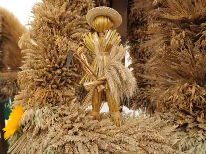 Die Erntekrone ist das Aush&auml;ngeschild des Erntefestes in Bredehorn. Die Dorfgemeinschaft l&auml;dt zum gemeinsamen Binden ein.