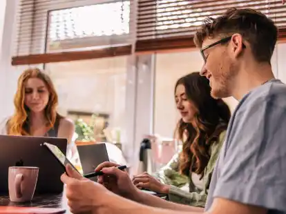 Gemeinsam geht es oft leichter: Azubis k&ouml;nnen sich mit Hilfe von Pr&uuml;fungsfragen aus vergangenen Jahren und Probeaufgaben aus dem Netz auf die Zwischenpr&uuml;fung vorbereiten.