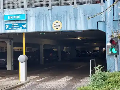 Kein gutes Zeichen f&uuml;r den Betreiber: Alle Schranken am Parkhaus stehen senkrecht.