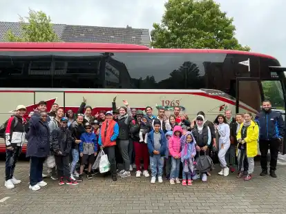 Eine Gruppe von Bewohnern aus der Klaus-B&uuml;nting-Halle in Sande, die zur Sammelunterkunft f&uuml;r Migranten umgebaut wurde, unternahm  einen Ausflug zum Tier- und Freizeitpark Jaderberg.