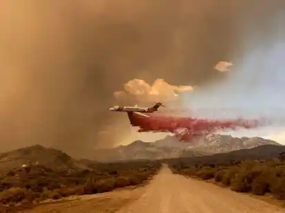 Ein L&ouml;schflugzeug ist &uuml;ber dem Mojave National Preserve im Einsatz, einem&nbsp;Schutzgebiet im US-Bundesstaat Kalifornien.