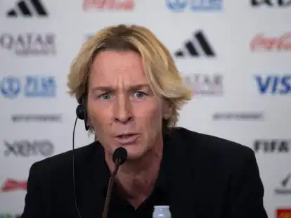 Bundestrainerin Martina Voss-Tecklenburg nimmt an einer Pressekonferenz teil.