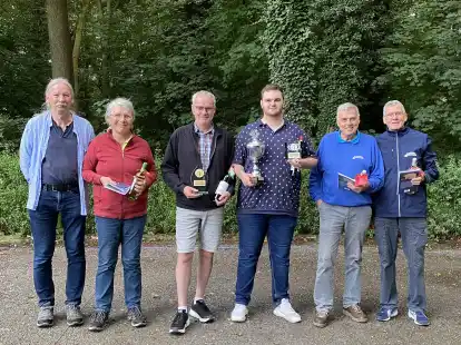 Alte und neue Vereinsmeister des Petanque Clubs Wildeshausen sind Hartwig und Noah Meyer (Mitte). Vater und Sohn Meyer gewannen vor Ronald Oestermann und Harald Vo&szlig;el (von rechts) sowie Herbert R&uuml;st und Inge Hanau (von links).