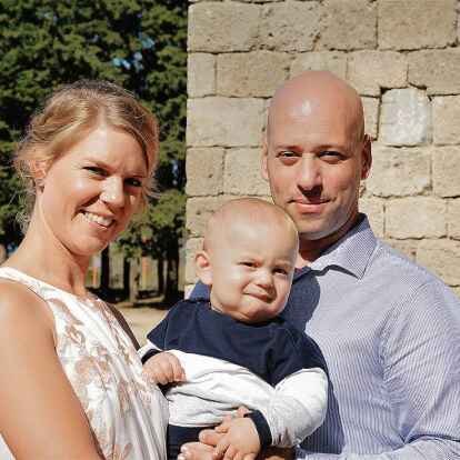 Haben sich auf Rhodos eine Existenz aufgebaut: Die Westerstederin Nele Peiffer mit Ehemann Polyvios und Sohn Achilleas.