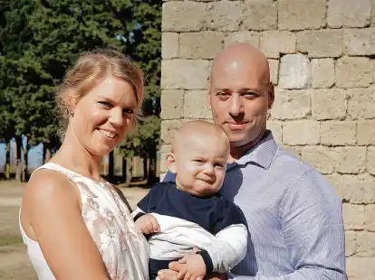 Haben sich auf Rhodos eine Existenz aufgebaut: Die Westerstederin Nele Peiffer mit Ehemann Polyvios und Sohn Achilleas.