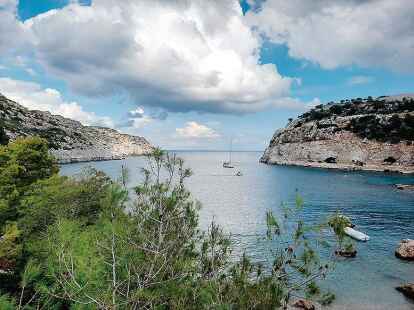 Idyllisch: Anthony Quinn Bay. Rhodos lockt auch nach den Br&auml;nden mit sch&ouml;nen K&uuml;stenabschnitten.