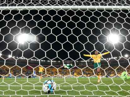 S&uuml;dafrikas Thembi Kgatlana jubelt nach einem Eigentor von Italiens Benedetta Orsi.