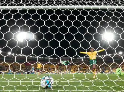 S&uuml;dafrikas Thembi Kgatlana jubelt nach einem Eigentor von Italiens Benedetta Orsi.