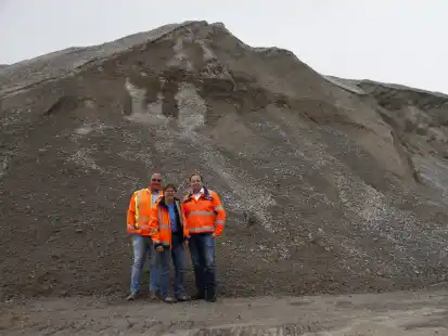 9900 Kubikmeter alte Fahrbahn lagern direkt an der A1-Anschlussstelle Wildeshausen-Nord. Stephan Gerdes (von links), Doris Backer und Dirk Dr&uuml;cker gew&auml;hren einen Blick hinter die Kulissen der Baustelle.