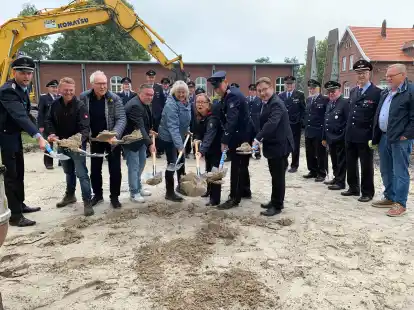 Nach langen Planungen kann es nun losgehen: F&uuml;r den Ausbau der Feuerwache an der Milchstra&szlig;e in Jever sind am Mittwoch zum symbolischen Spatenstich neben Feuerwehrkameraden zusammengekommen (von links): Jevers Stadtbrandmeister Dr. Dirk Hellberg, die Architekten Tobias Matschke und Hartmut Kapels, Bauamtsleiter Dietmar R&uuml;stmann, die Ratsfrauen Andrea Remmers (CDU) und Elke Vredenborg, Ortsbrandmeister Joachim Helmerichs und B&uuml;rgermeister Jan Edo Albers.