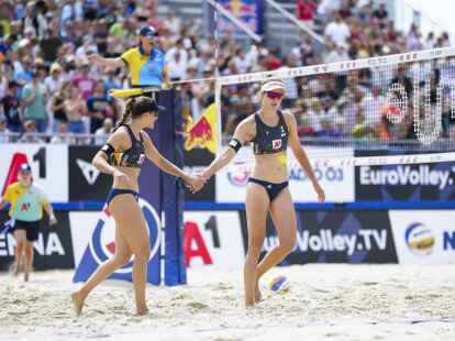Svenja M&uuml;ller (r) und Cinja Tillmann stehen im EM-Achtelfinale.