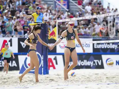 Svenja M&uuml;ller (r) und Cinja Tillmann stehen im EM-Achtelfinale.
