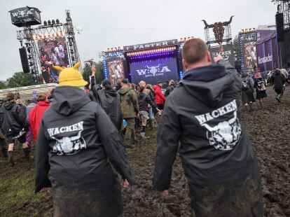 Wer es geschafft hat reinzukommen, freut sich dabei zu sein - trotz Schlamm und Regen.