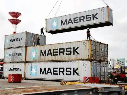 Freiwillige des Technischen Hilfswerks (THW) stapelten am Mittwoch  Seecontainer im Schaufenster Fischereihafen. Daran wird die Kinoleinwand befestigt.