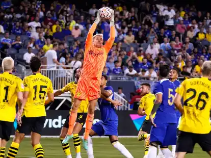 Dortmunds Keeper Alexander Meyer f&auml;ngt im Testspiel gegen den FC Chelsea eine Flanke ab.