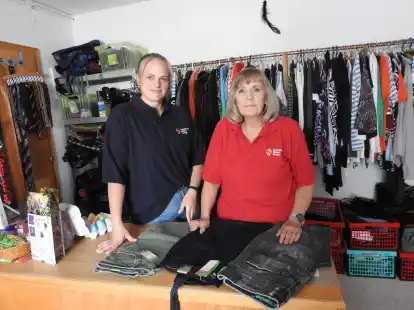 Edda Hauschild (rechts) und ihre Tochter Jessica Janssen unterst&uuml;tzen die Kunden in der Kleiderkammer in Schweindorf.