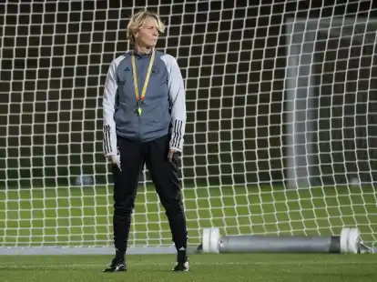 Martina Voss-Tecklenburg, Bundestrainerin der deutschen Frauen-Fu&szlig;ballnationalmannschaft, setzt im entscheidenden Gruppenspiel auf frischen Wind.