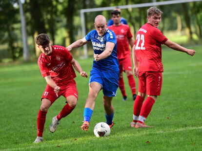 Die Generalprobe im Bezirkspokal gegen den TuS Westerende (in Rot) verlief f&uuml;r den TuS Esens nicht ganz nach Plan.