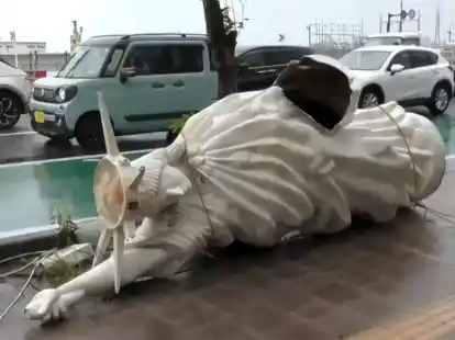 Der Taifun &laquo;Khanun&raquo; hat die &laquo;Freiheitsstatue&raquo; in Naha umgeworfen.