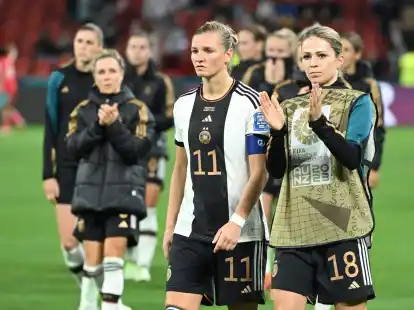 Bereits in der Gruppenphase ist Schluss: Alexandra Popp und Melanie Leupolz (r) nach dem 1:1-Remis gegen S&uuml;dkorea.