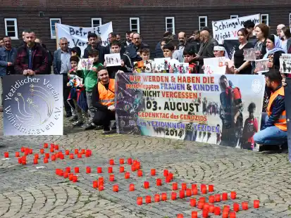 Die jesidische Gemeinde in Wilhelmshaven gedenkt auf dem Rathausplatz den Opfern des Genozids im Irak.