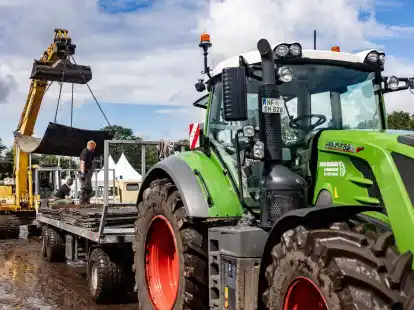 Trecker und Bagger im Einsatz gegen den Matsch.