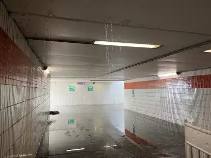 Tropfende Decke: Der Bahnhofstunnel stand am Donnerstagmittag noch unter Wasser