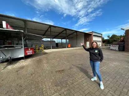 Melanie Schmidt freut sich, dass die Halle der Firma Haye in diesem Jahr und auch k&uuml;nftig f&uuml;r die Krabbenkutterregatta zur Verf&uuml;gung steht.