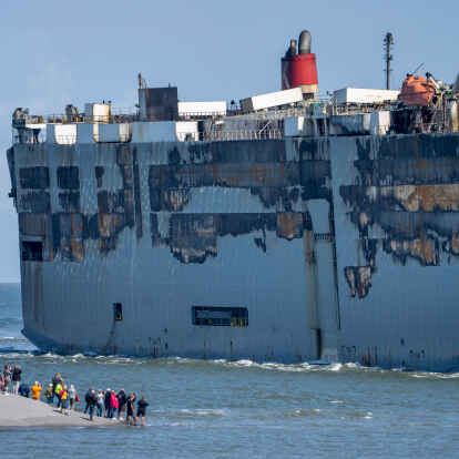 Gut eine Woche nach Ausbruch des Feuers wurde der etwa 200 Meter lange Frachter &uuml;ber Stunden zu dem Nordsee-Hafen an der Emsm&uuml;ndung geschleppt.