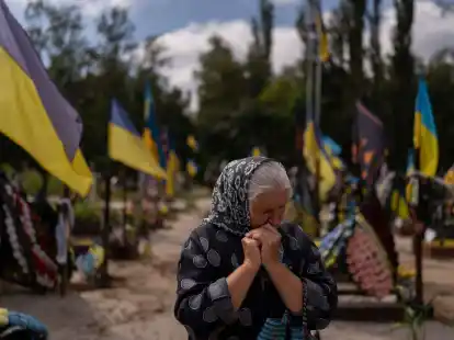Eine Frau trauert in Kiew am Grab ihres j&uuml;ngsten Sohnes, der im Krieg gegen Russland get&ouml;tet wurde.