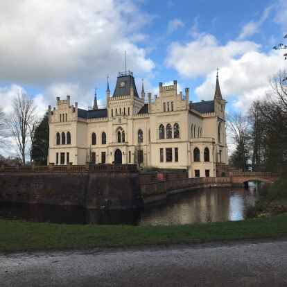 Der Landkreis Leer warnt vor m&ouml;glichen Trockenbr&uuml;chen im Evenburgpark, in Alleen und im Stikelkamper Wald.