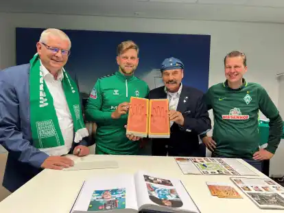 Erinnerungsfoto: Niclas F&uuml;llkrug (Zweiter von links)  mit Frank Fastenau (links), Gerd 