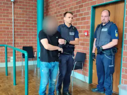 Der Angeklagte (l.) wird in Konstanz zu lebenslanger Haft verurteilt.