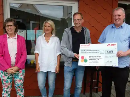 S&uuml;ntka Jan&szlig;en (links) und Karl Jasbinschek (rechts) freuten sich sehr &uuml;ber die 3000-Euro-Spende, die ihnen Heike Frerichs und Harald Hinck &uuml;berreichten.