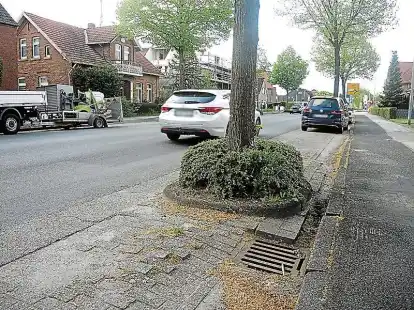 Die Bahnhofstra&szlig;e in Esens ist an vielen Stellen desolat. Deshalb soll die inner&ouml;rtliche Strecke saniert werden.
