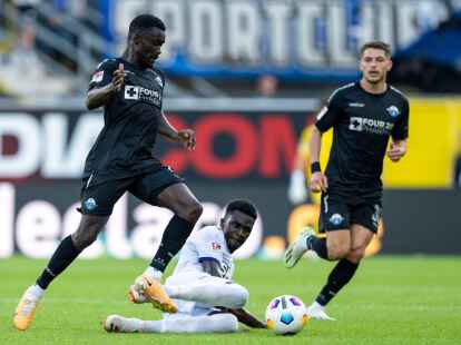 Paderborns Sirlord Conteh (l.) und Osnabr&uuml;cks Maxwell Gyamfi k&auml;mpfen um den Ball.