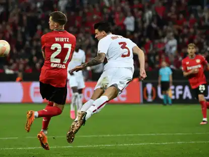 Leverkusens Florian Wirtz (l) hatte bisher die Nummer 27 auf dem R&uuml;cken - k&uuml;nftig tr&auml;gt er die Nummer 10.