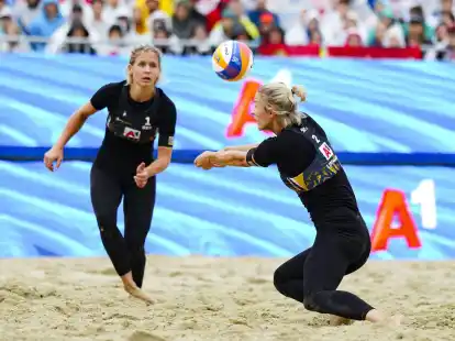Laura Ludwig (l) und Louisa Lippmann haben EM-Bronze gewonnen.