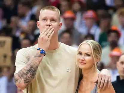 Robin Benzing steht bei seiner Verabschiedung mit seiner Ehefrau Katharina auf dem Court.