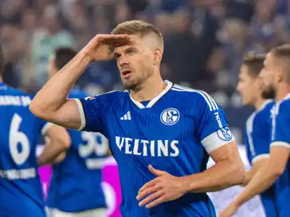 Simon Terodde brachte Schalke gegen Kaiserslautern in F&uuml;hrung.