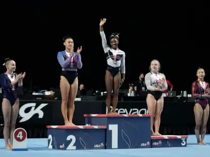 Simone Biles (M) jubelt nach ihrem Sieg in Chicago.