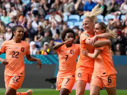 Die Niederl&auml;nderin Jill Roord (r) und ihre Teamkolleginnen jubeln nach ihrem F&uuml;hrungstor.